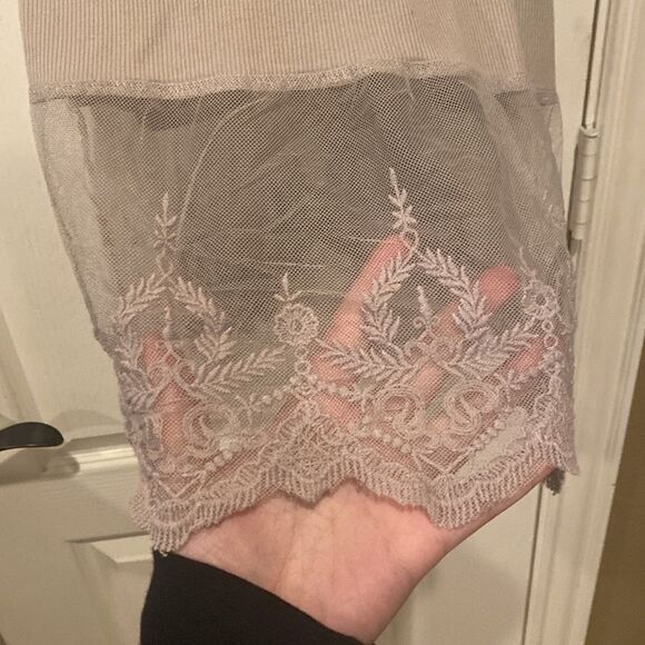 Umgee Women’s Beige Tank Top with Lace and Embroidery Size Medium NWOT - Picture 4 of 9